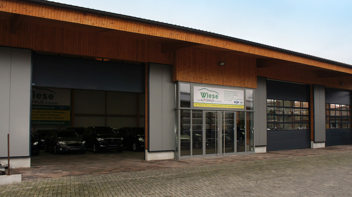 Ein Foto von der 2013 neu erbauten Ausstellungshalle für unsere PKWs.